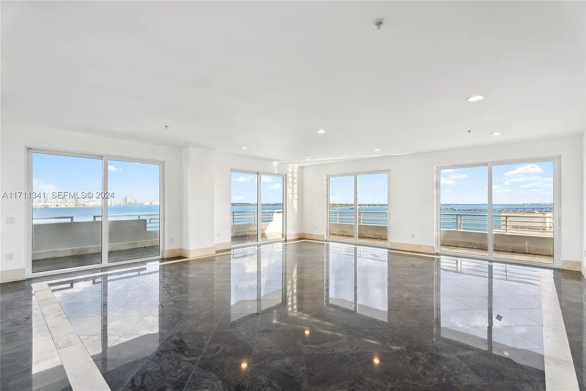 Building Photo - 1402 Brickell Bay Dr #1601