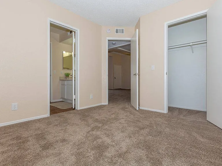 Barstonian Apartments — Photo 32