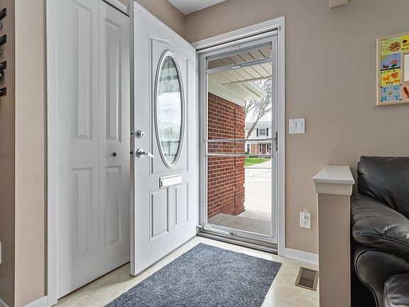 5th image of 654 Leicester St