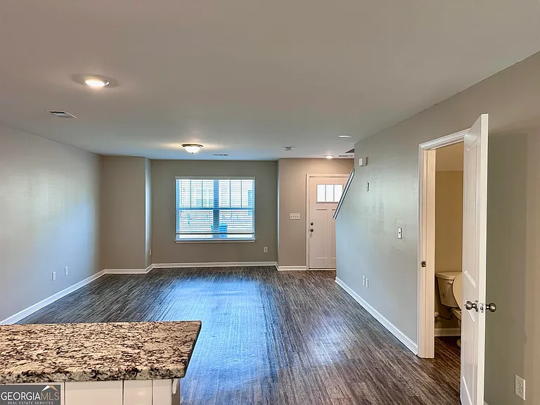 306 Ashigan St — Photo 3