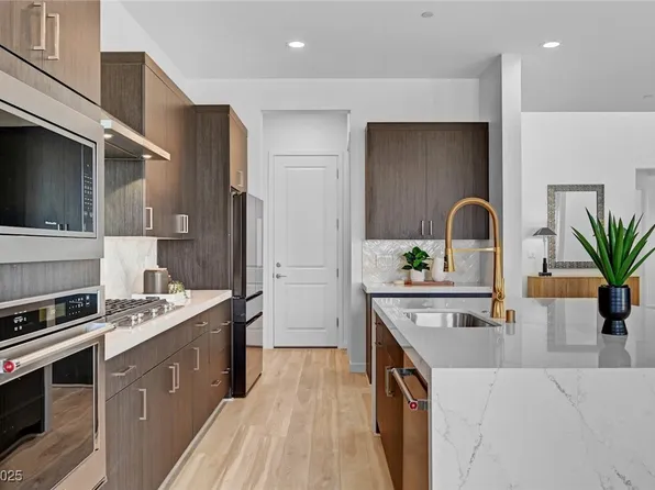 9002 Shifting Skye St, Las Vegas, NV 89166