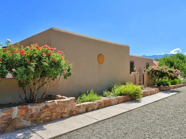 228 Los Manzanos Rd, Corrales, NM 87048