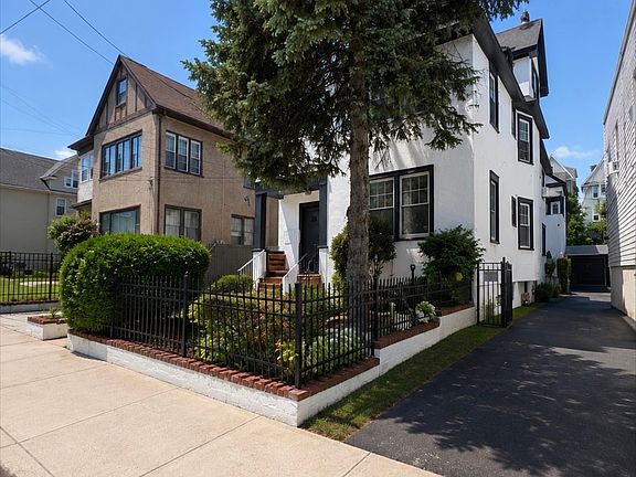 2nd image of 363 Victory Blvd #3BD