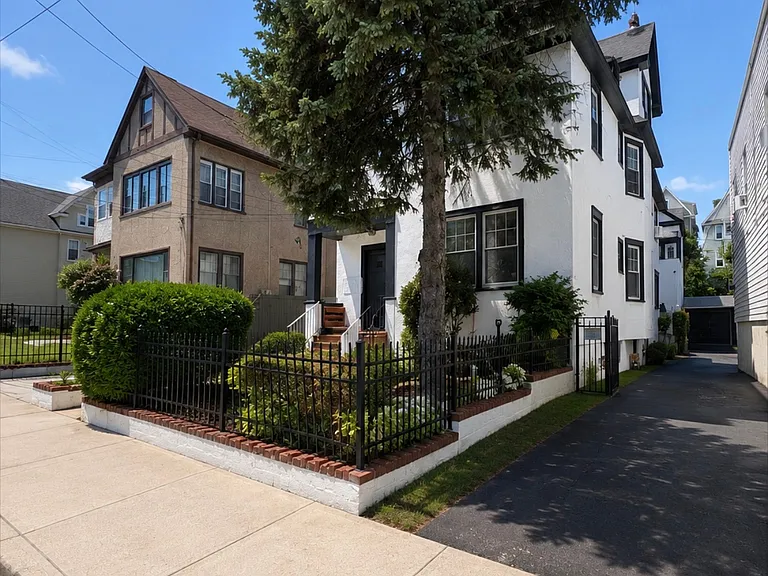 363 Victory Blvd — Photo 2