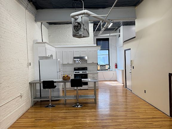 4th image of 145 Pearl St