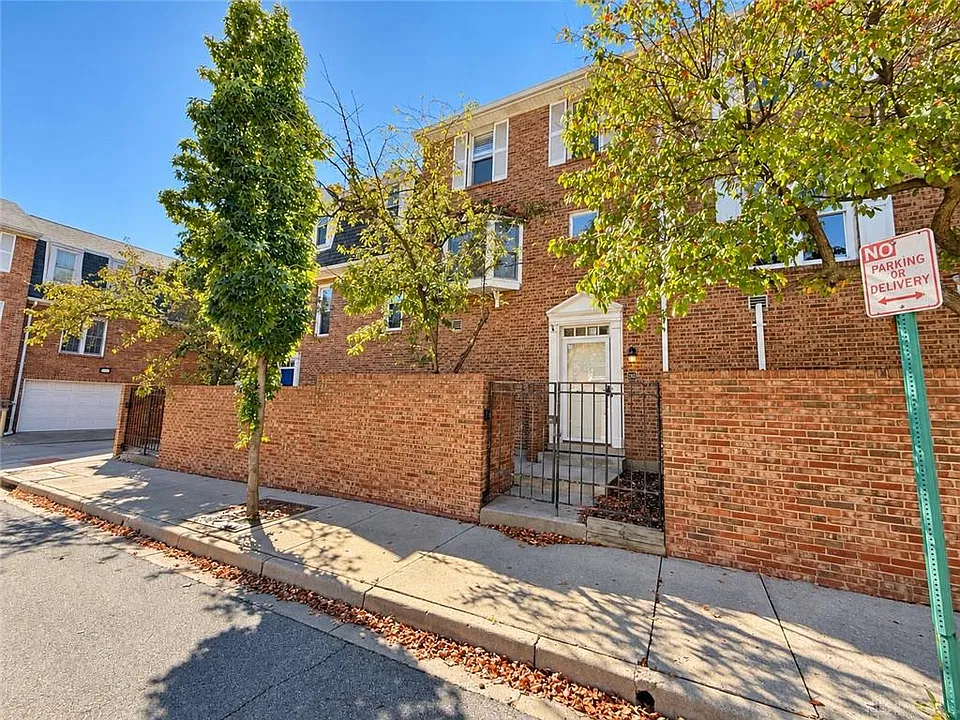 103 Cooper Pl W