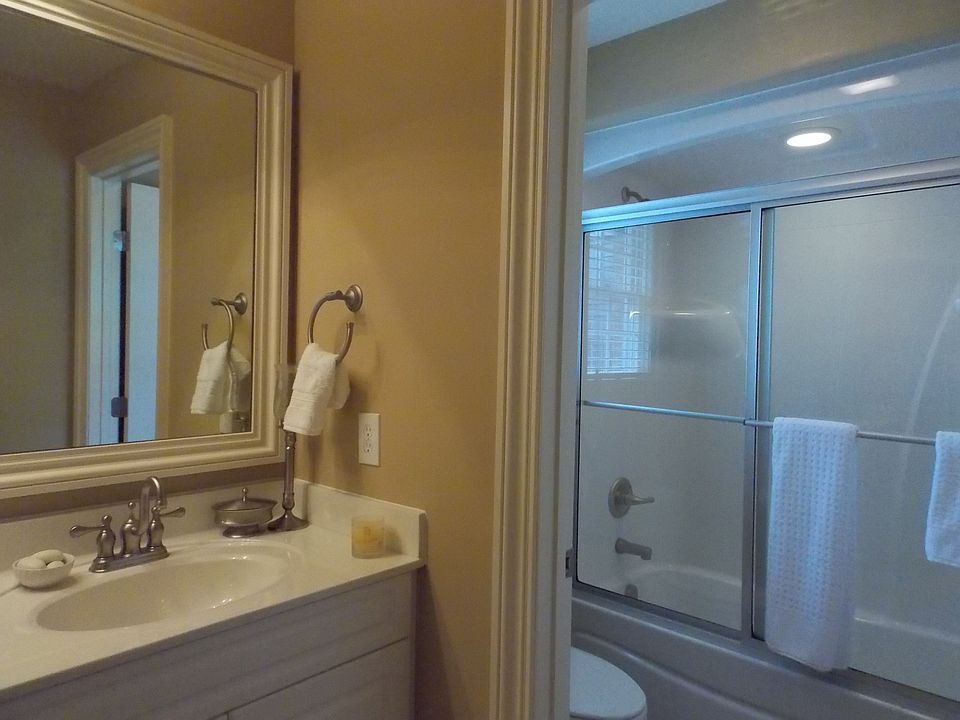 2nd floor Bathroom