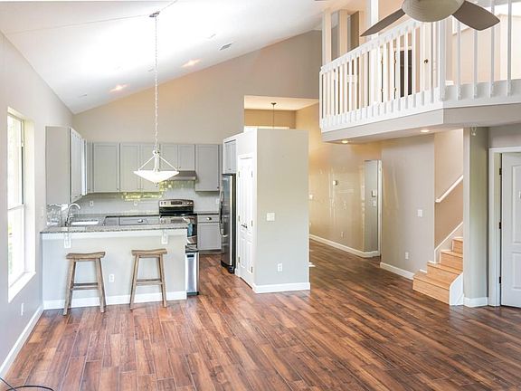 2nd image of 833 N Lake Claire Cir