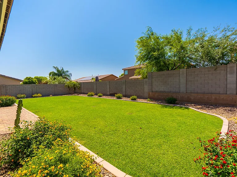 18445 W Saguaro Ln — Photo 34