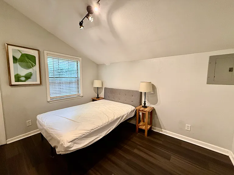 2426 W Desoto St #C — Photo 8