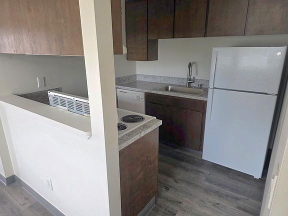 3rd image of 300 Whitesell St W #7