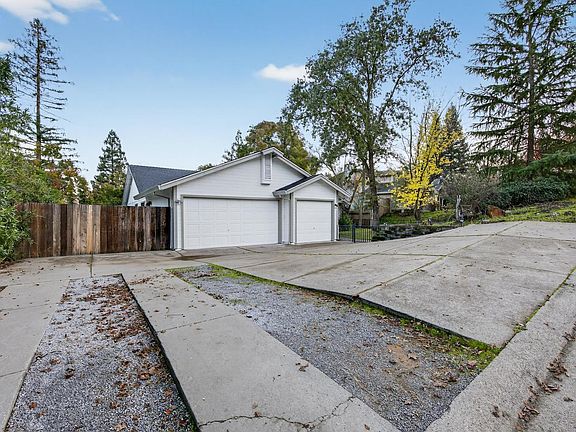 3rd image of 825 Mount Ranier Way