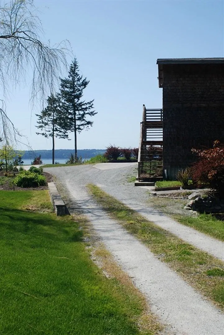 1 bedroom 1 bath Apartment Camano MIL water views! — Photo 2