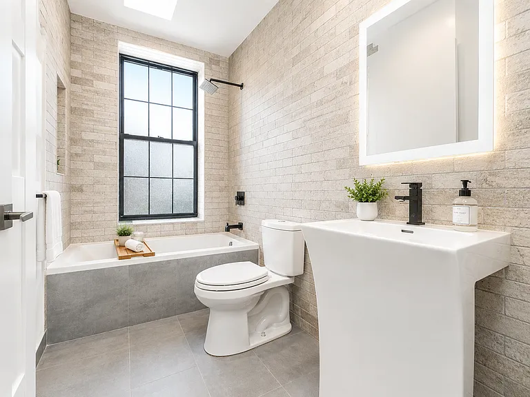 1647 Summerfield St #3B — Photo 3