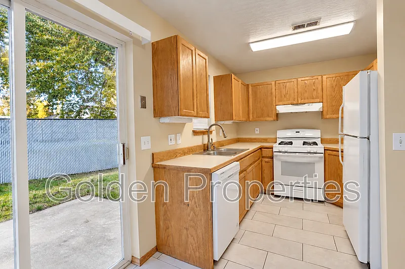 2 bed, 1.5 bath, 900 sqft, $1,795 — Photo 3