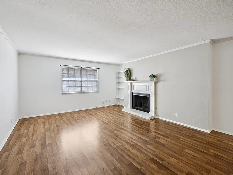 1401 Forest Edge Dr — Photo 6