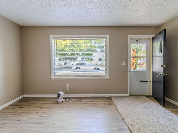 2nd image of 916 Webster St
