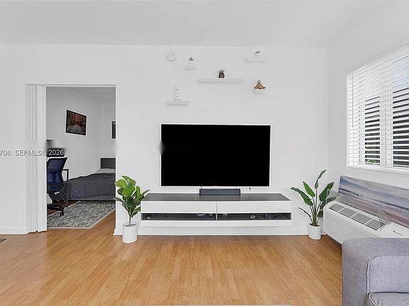 3rd image of 1027 Euclid Ave #12