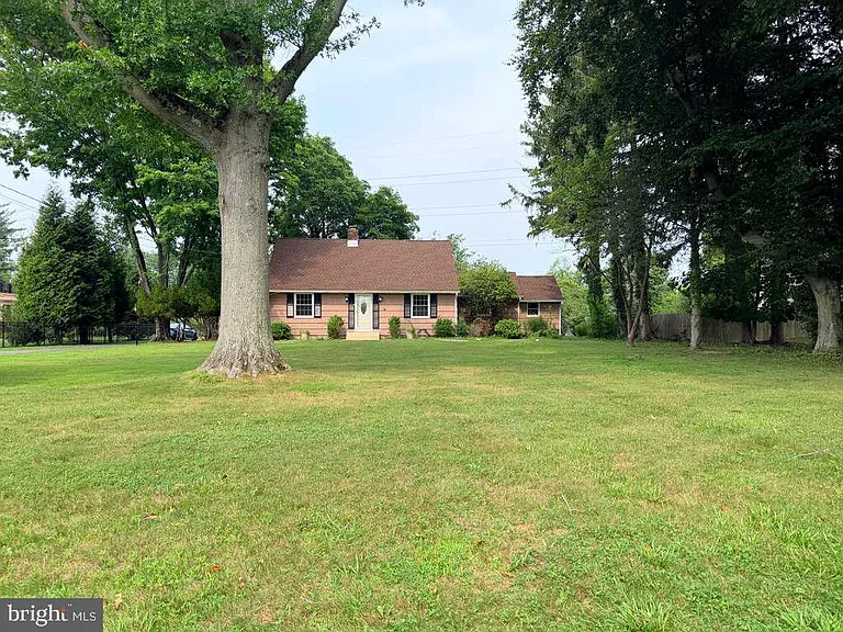 580 Village Rd W — Photo 2