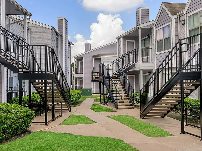 HollyView Apartments — Photo 6