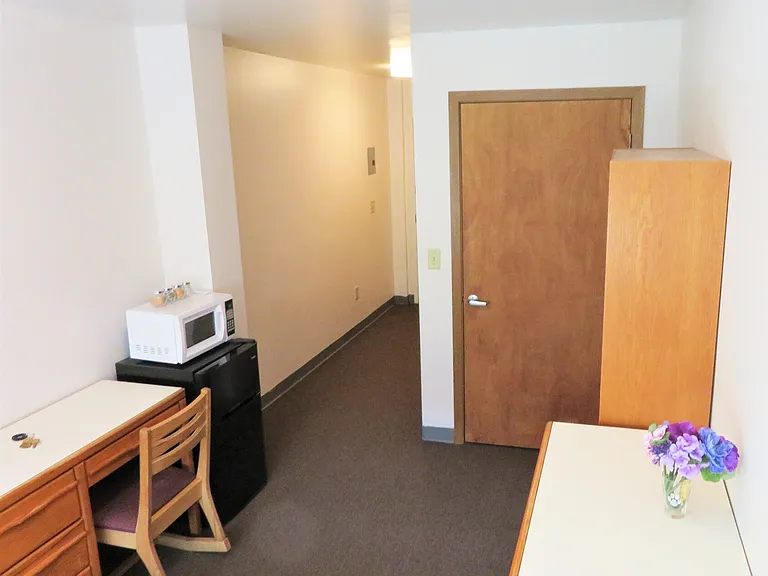 212 E State St — Photo 23