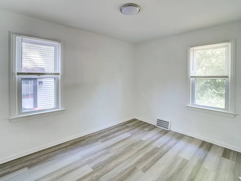 217 Grand Blvd — Photo 33