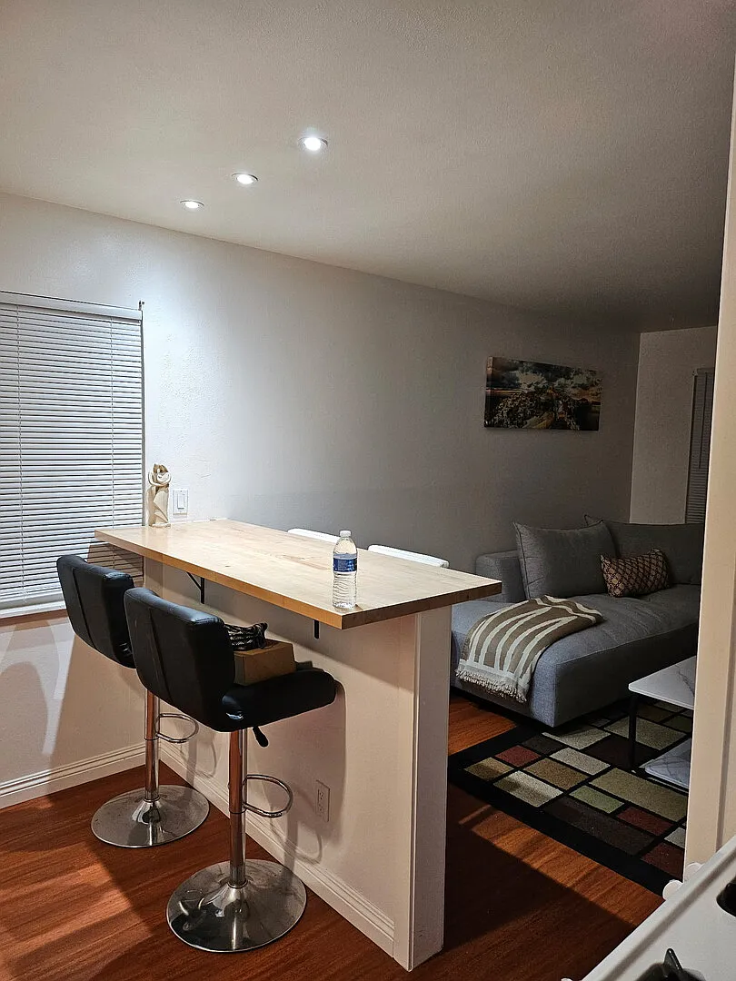 Cozy and Private One Bedroom next to everything — Photo 4
