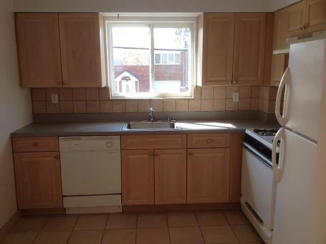 4 bed, 2.5 bath, 2500 sqft, $4,200 — Photo 3