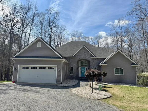 335 Heron Dr, Weems, VA 22576