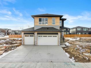 151 E Dawson Wharf, Mount Chestermere, AB T1X 2W4