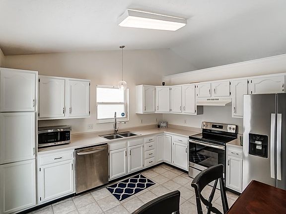 3rd image of 515 Thompson Dr