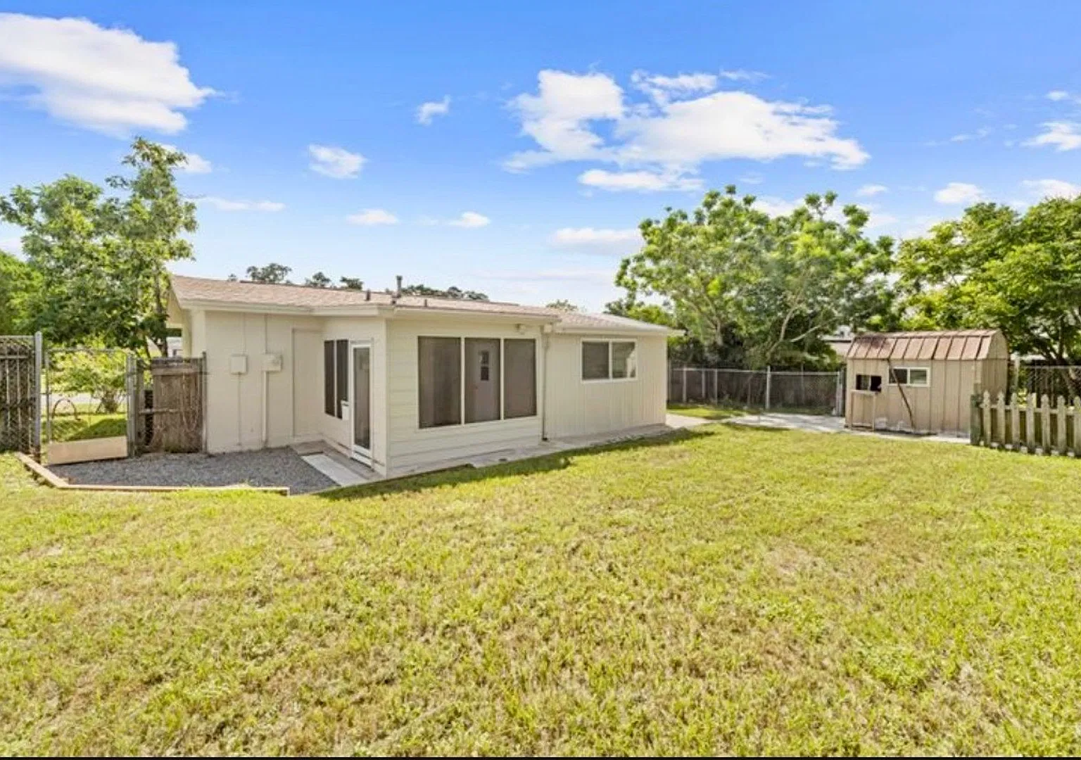Updated 2 bedroom 1 bath with a Bonus Room — Photo 2