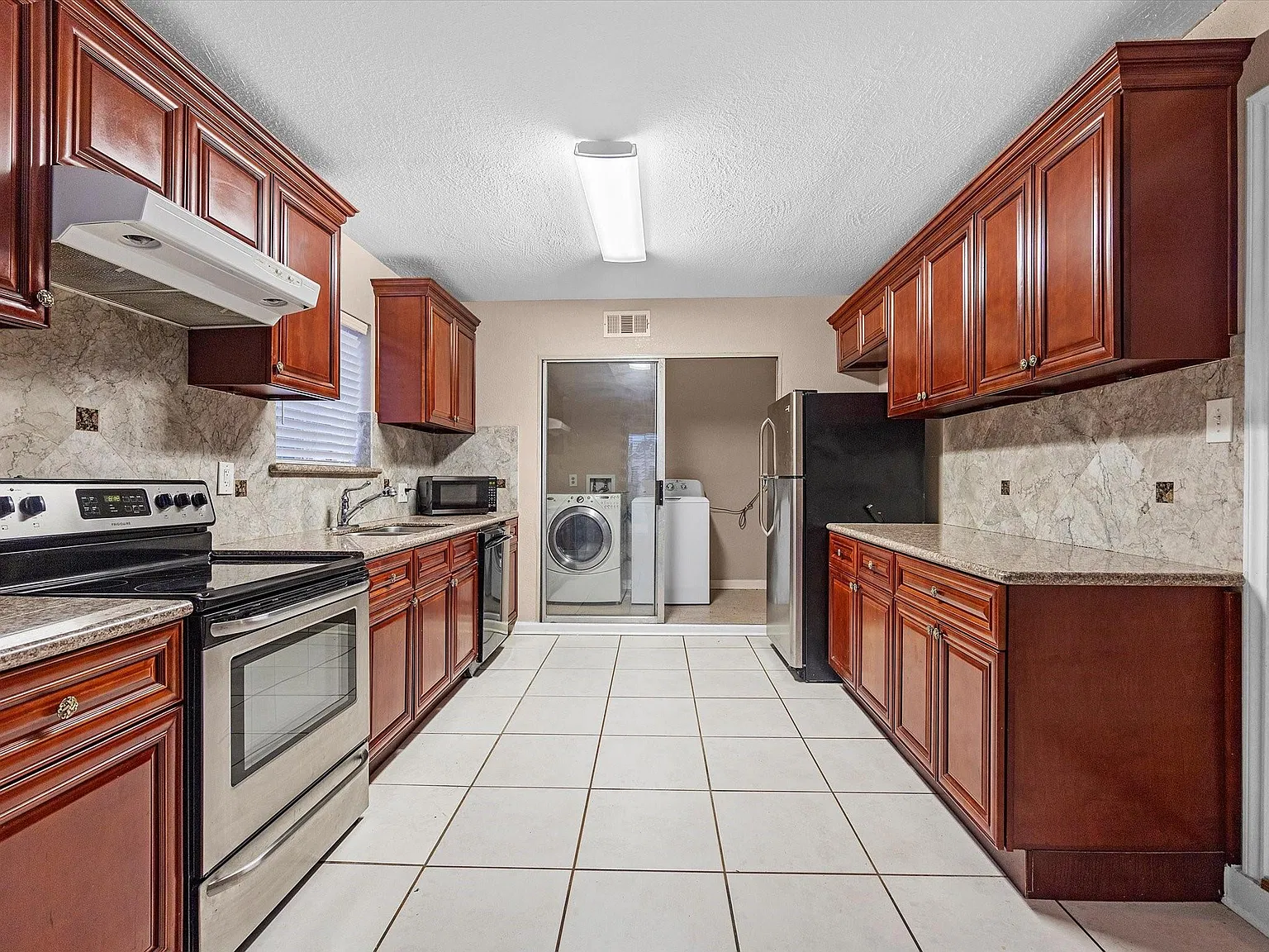 3 bed, 2.0 bath, 1650 sqft, $1,700 — Photo 3