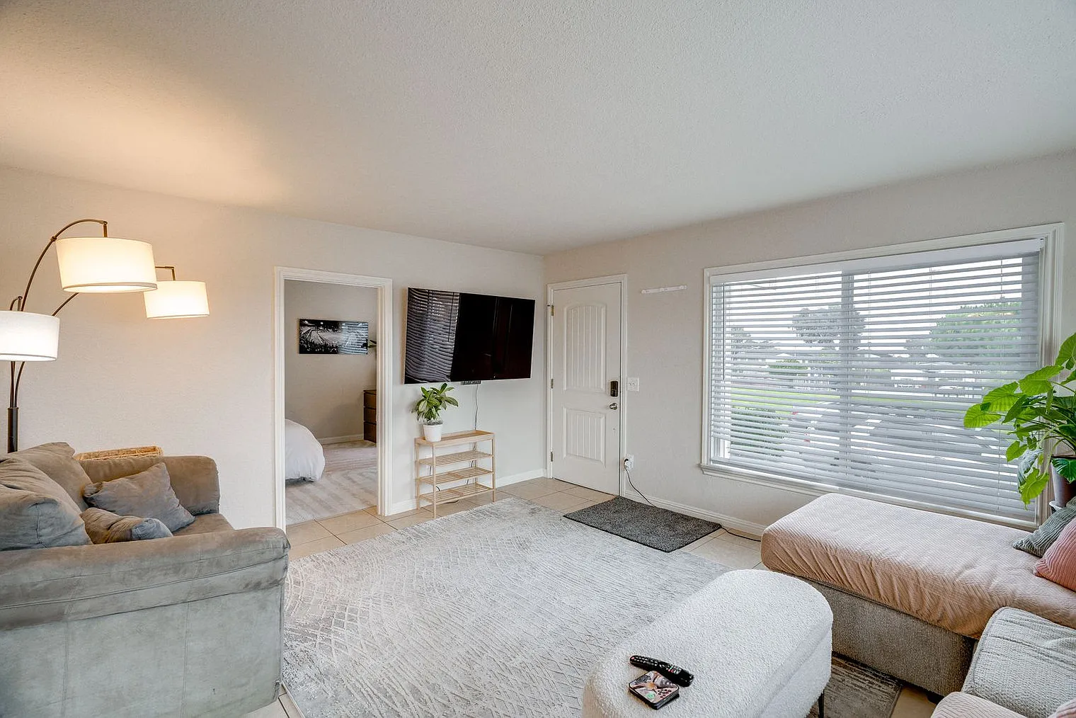 3 bed, 2.0 bath, 1194 sqft, $6,617 — Photo 3