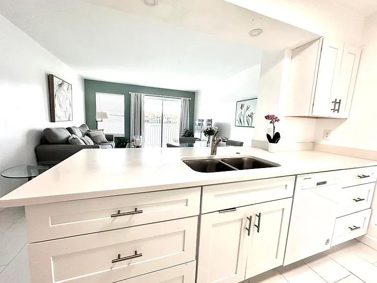 160 Cypress Point Dr — Photo 4