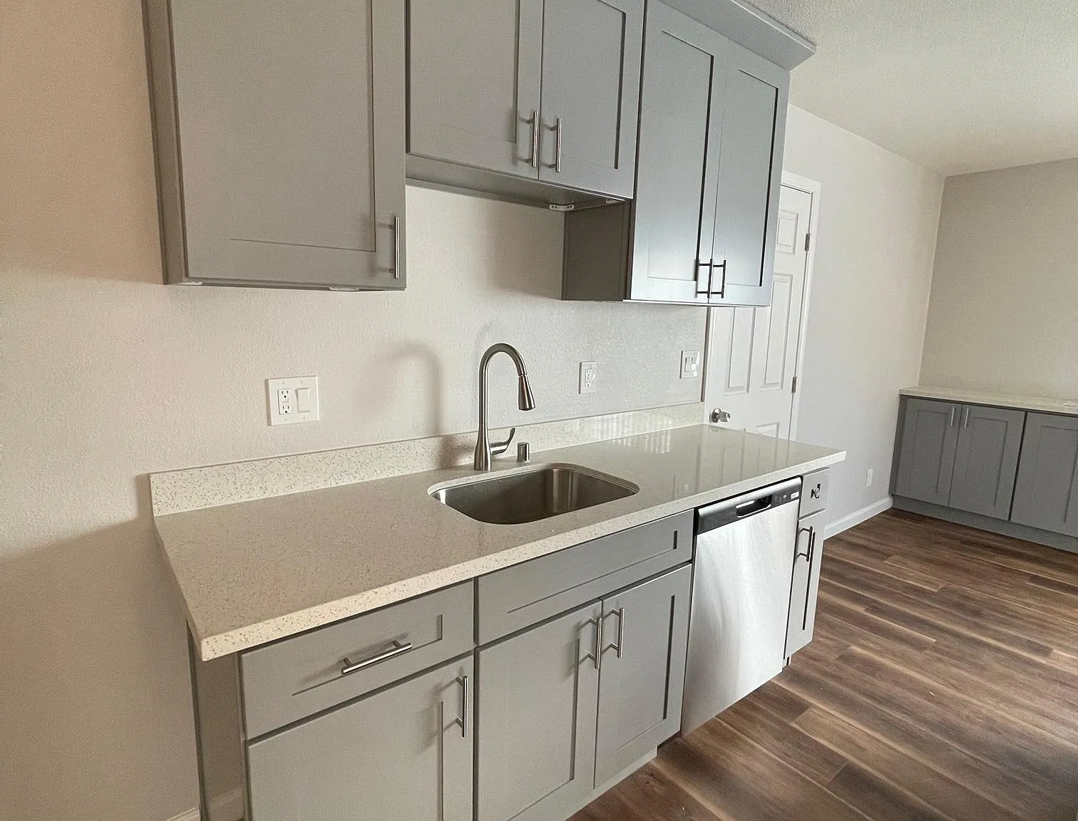 2 bed, 900 sqft, $2,400 — Photo 3