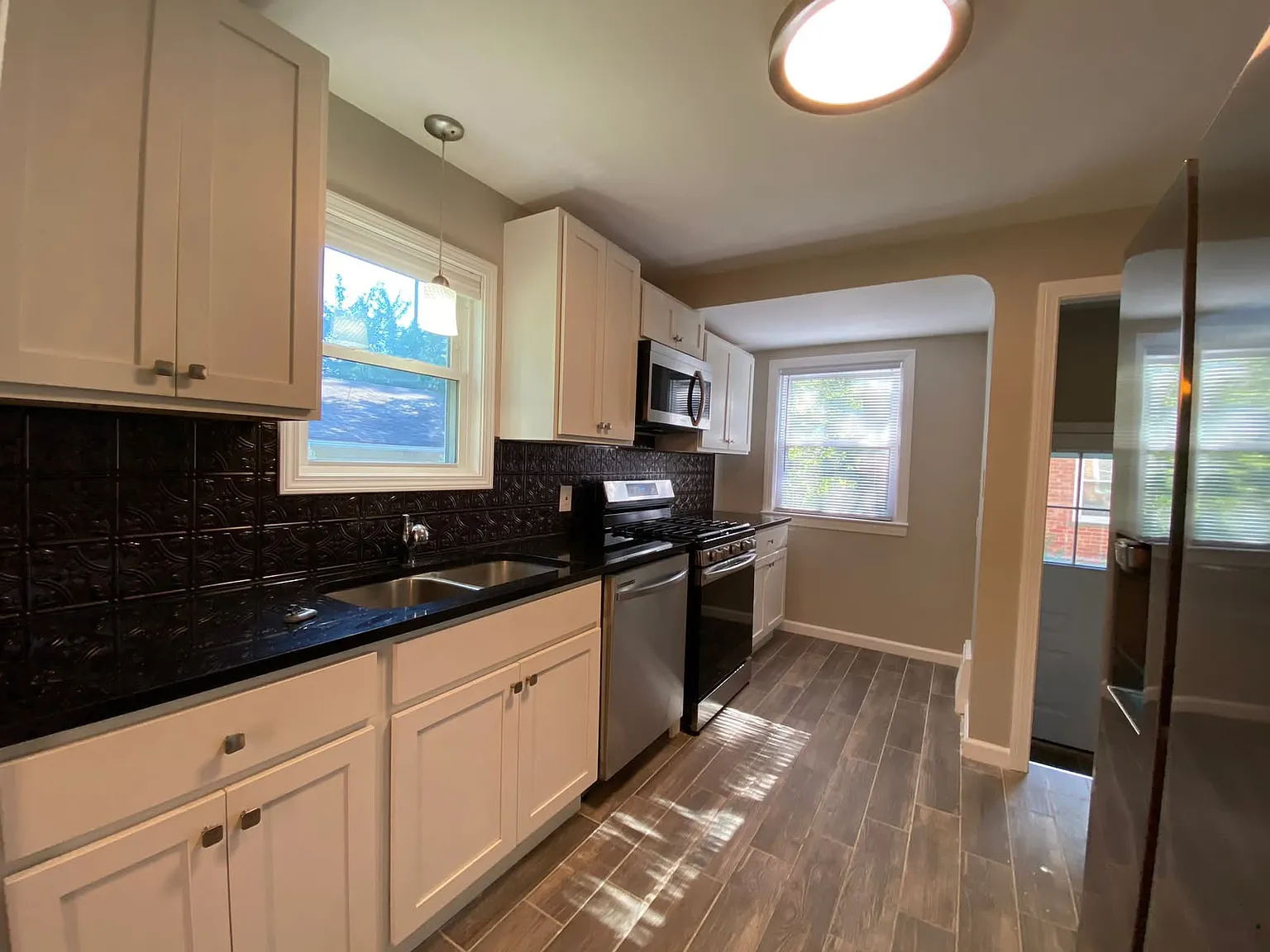 3 bed, 1.5 bath, 1150 sqft, $1,850 — Photo 4