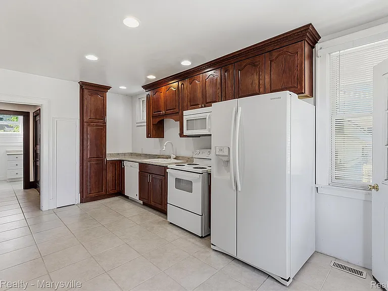 504 Clinton Ave — Photo 13