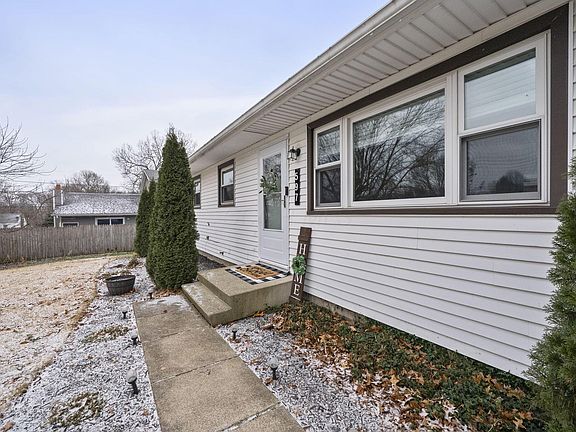 3rd image of 597 Skyline Dr