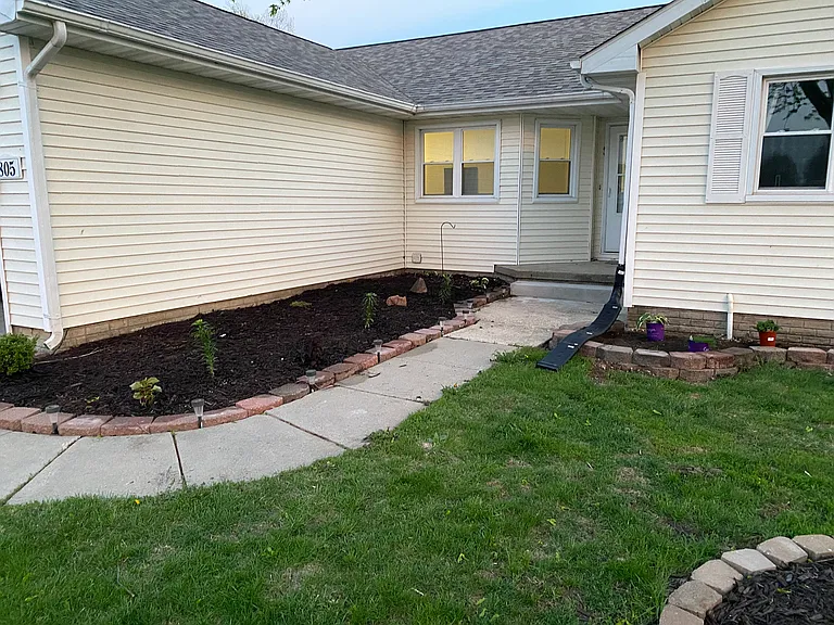 805 Marshall Ct N — Photo 2