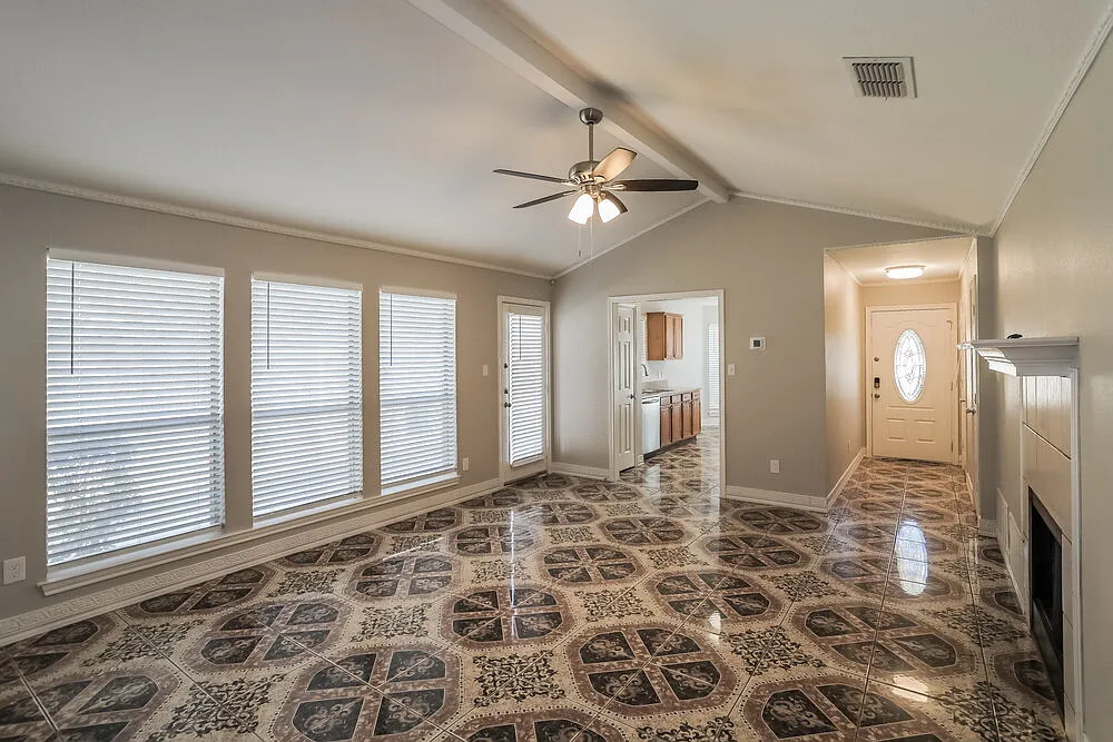 3 bed, 2.0 bath, 1330 sqft, $1,975 — Photo 3