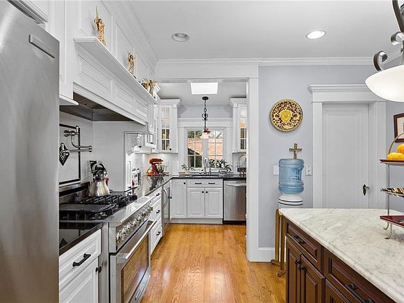 3rd image of 16 Parkside Dr