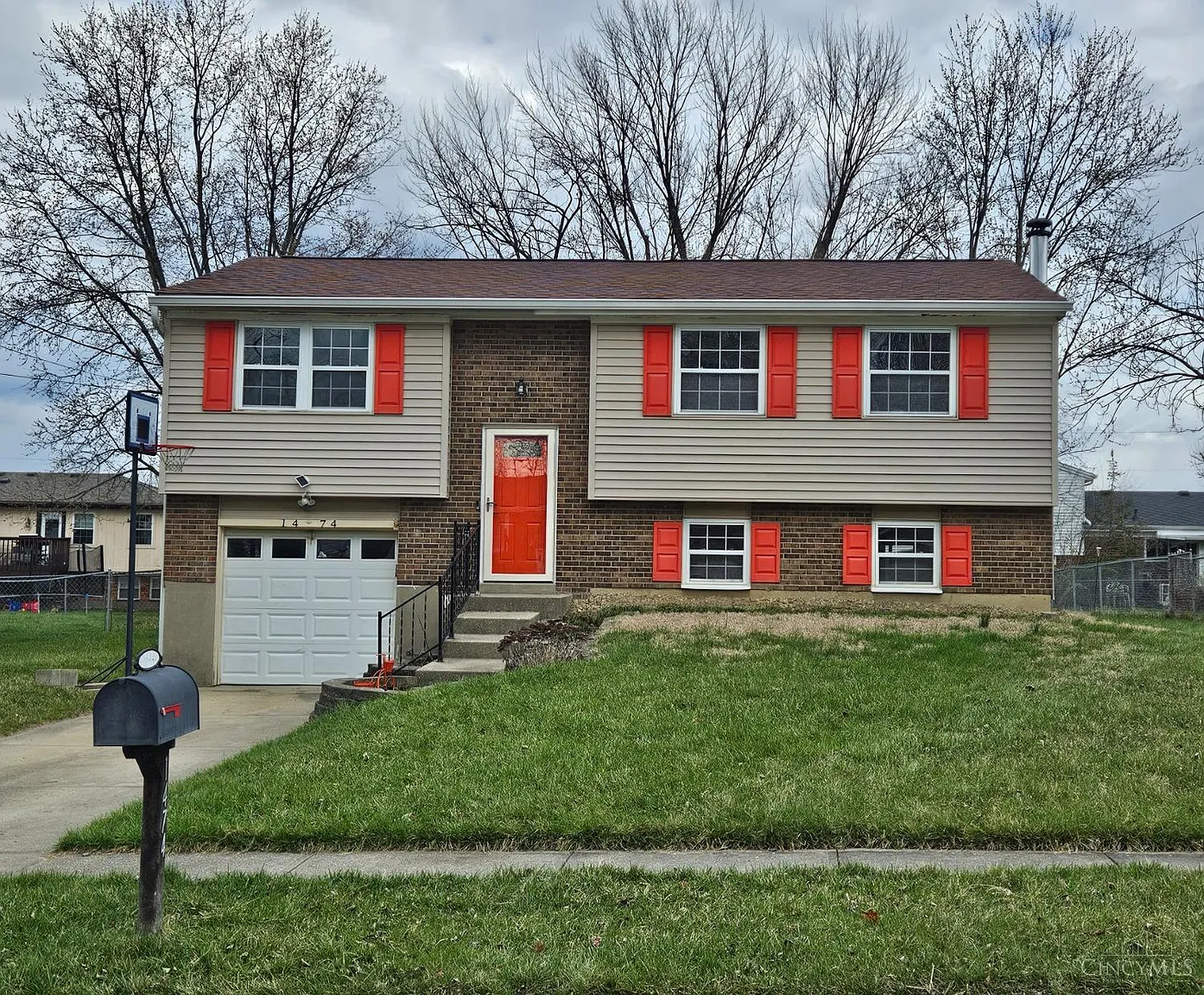 1474 Hartwood Dr photo 1