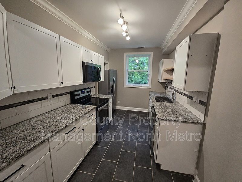 1st image of 545 Lakeview Dr Unit B
