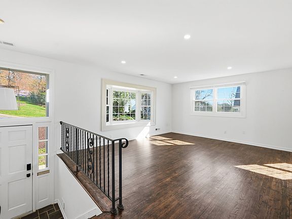 3rd image of 448 Summers Dr