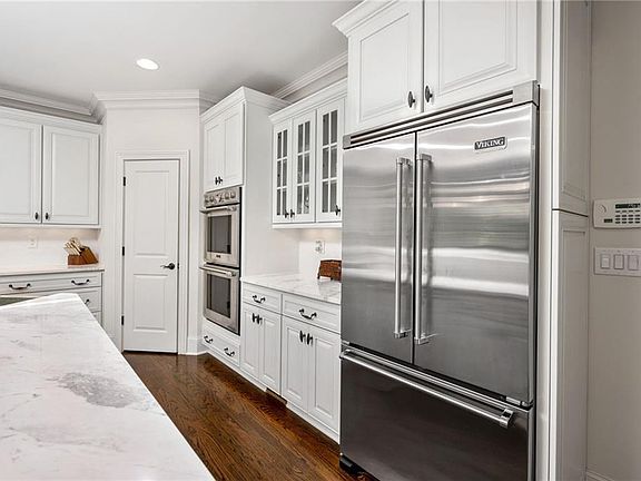 5th image of 925 Camp Ave