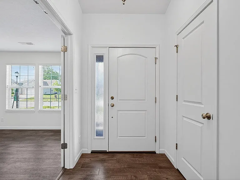 3272 Maitland Dr — Photo 5