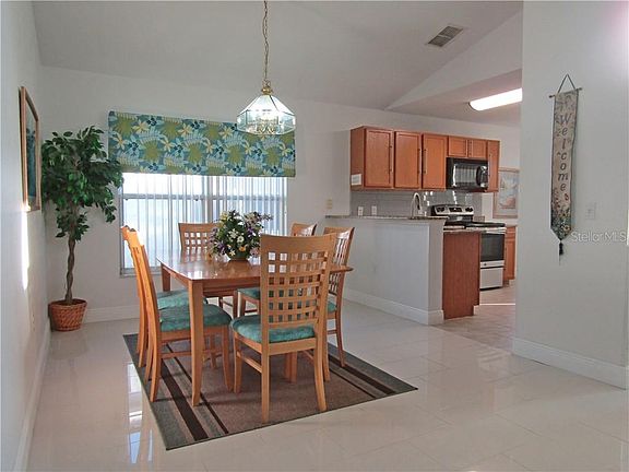 4th image of 241 Aylesbury Ln