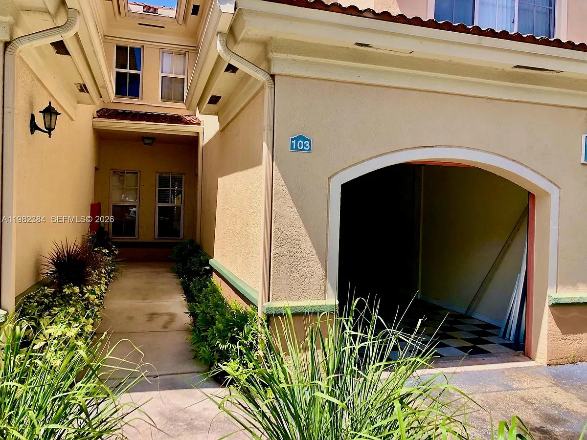 Building Photo - 2557 Centergate Dr #103