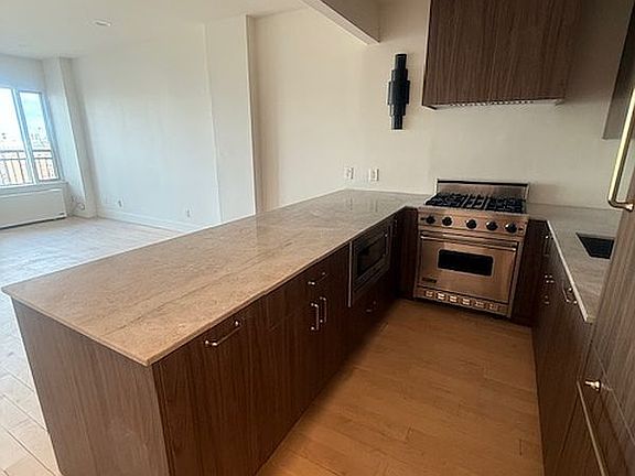 5th image of 189 Bridge St APT 11B